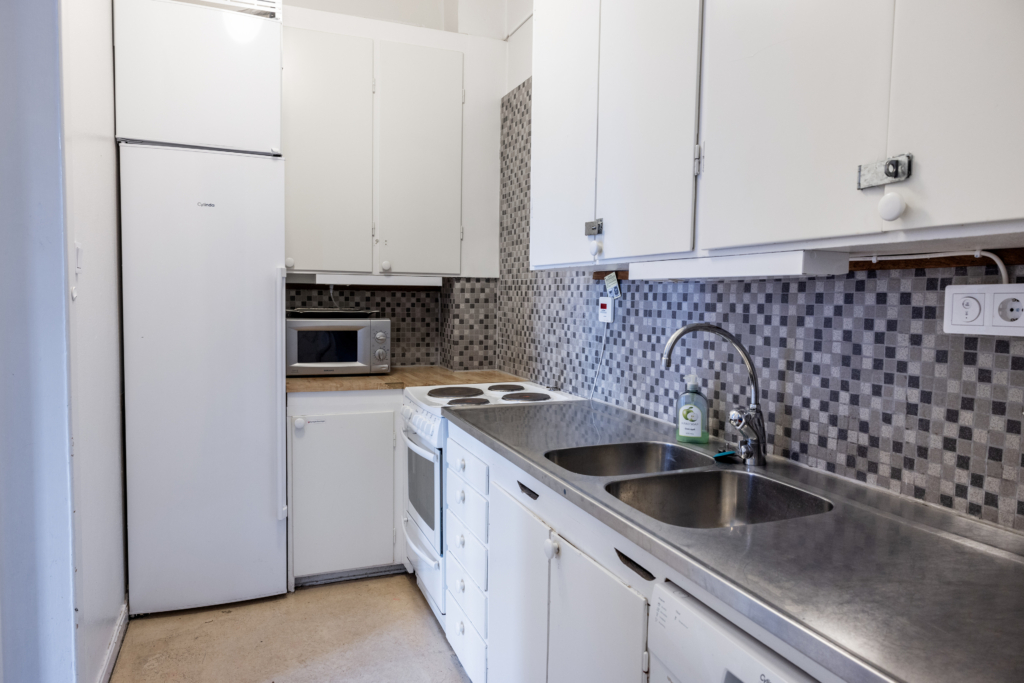 Evenemangslokal Albrektssalen: Kök med diskbänk, diskho, ugn och spis, micro samt kylskåp.