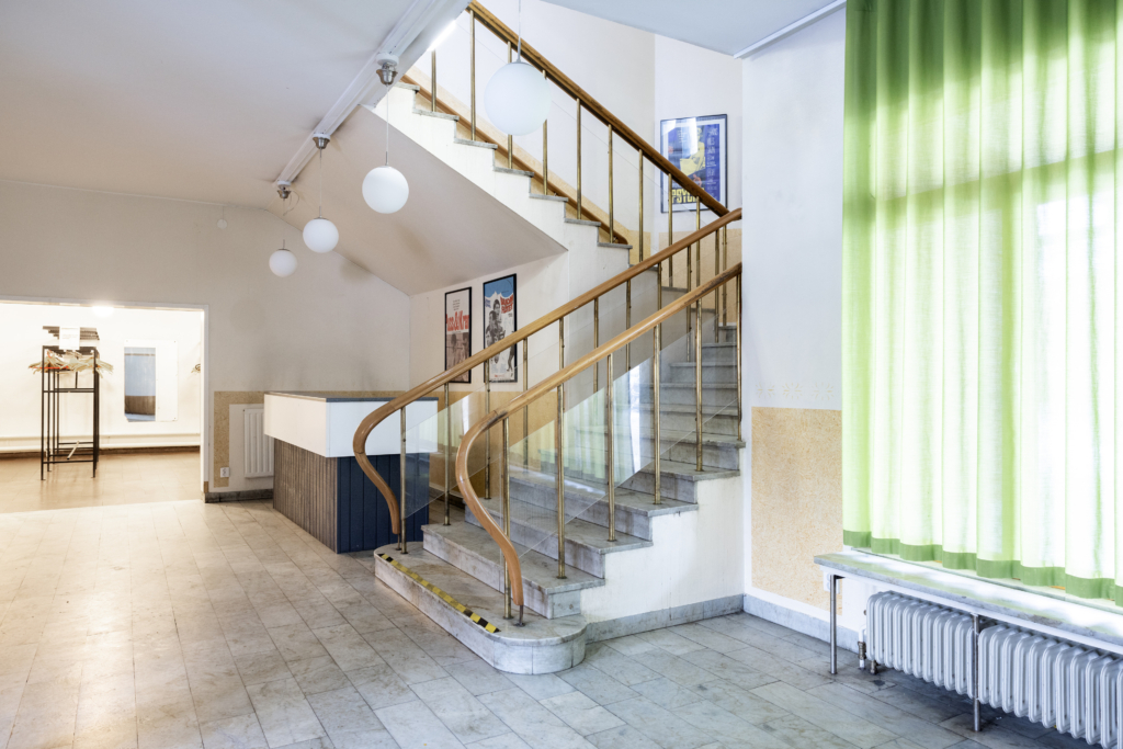 Evenemangslokal Albrektssalen: Undervåning med kapprum och trappa