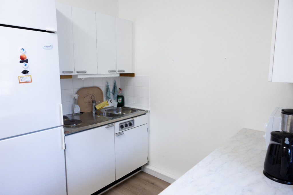 Kvarterslokal Fenix: Litet kök med diskbänk, kombinerad kylskåp och frys, micro, kaffebryggare.