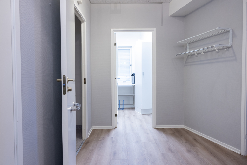 Kvarterslokal Fenix: Korridor med hatthylla.