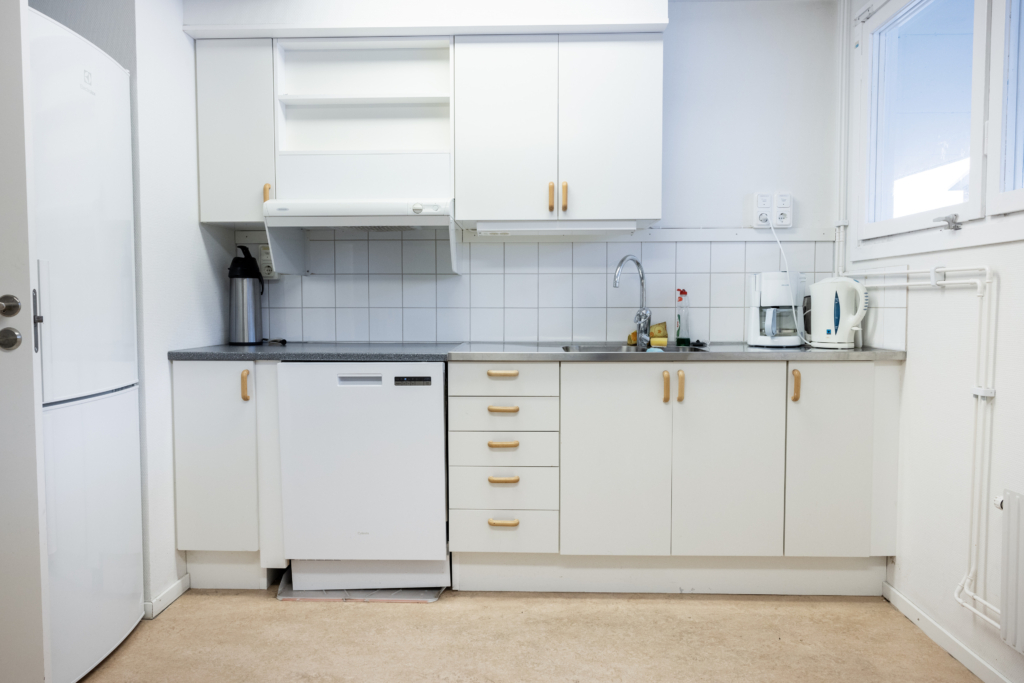 Kvarterslokal Ringdansen: Kök med diskmaskin, kyl och frys, kaffekokare och vattenkokare.