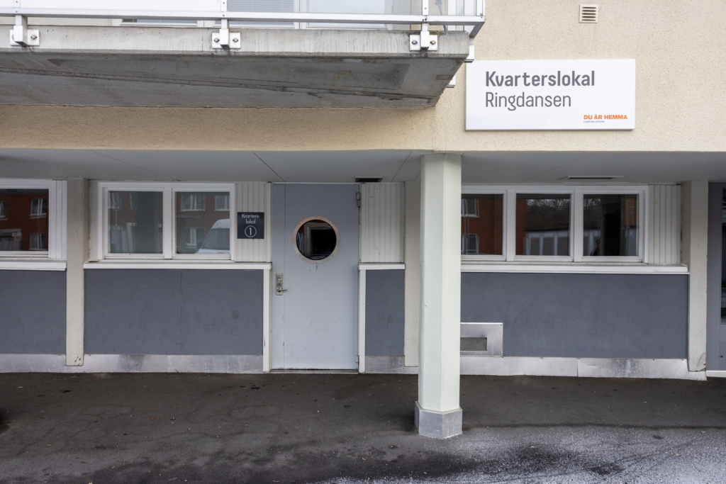 Kvarterslokal Ringdansen: Fasad med entrédörr till lokalen.