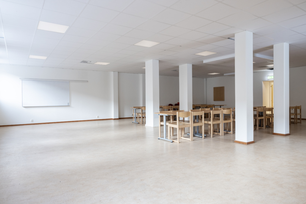 Kvarterslokal Hatten: allrum med bord och stolar