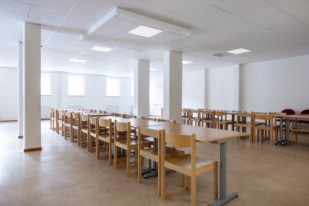 Kvarterslokal Hatten: Allrum med bord och stolar.