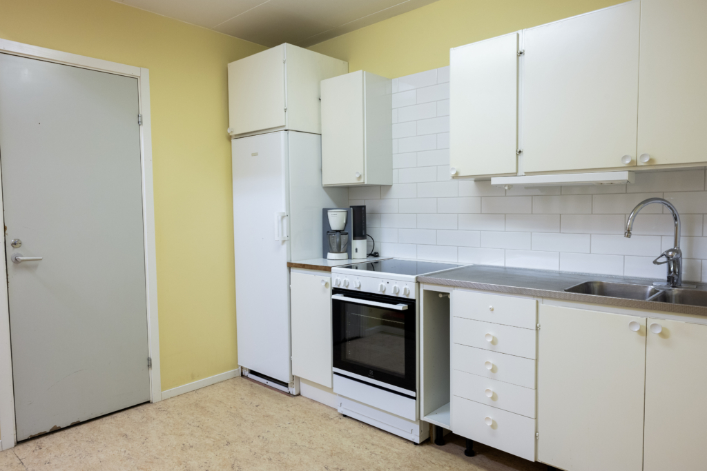 Kvarterslokal Hatten: kök med spis, ugn, kyl och disko