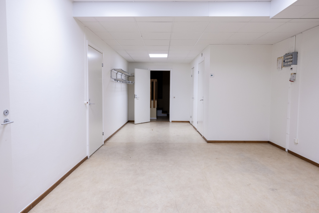 Kvarterslokal Hatten: korridor med hatthylla