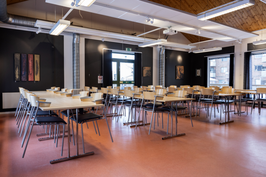 Kvarterslokal Kardusen: Allrum med bord och stolar