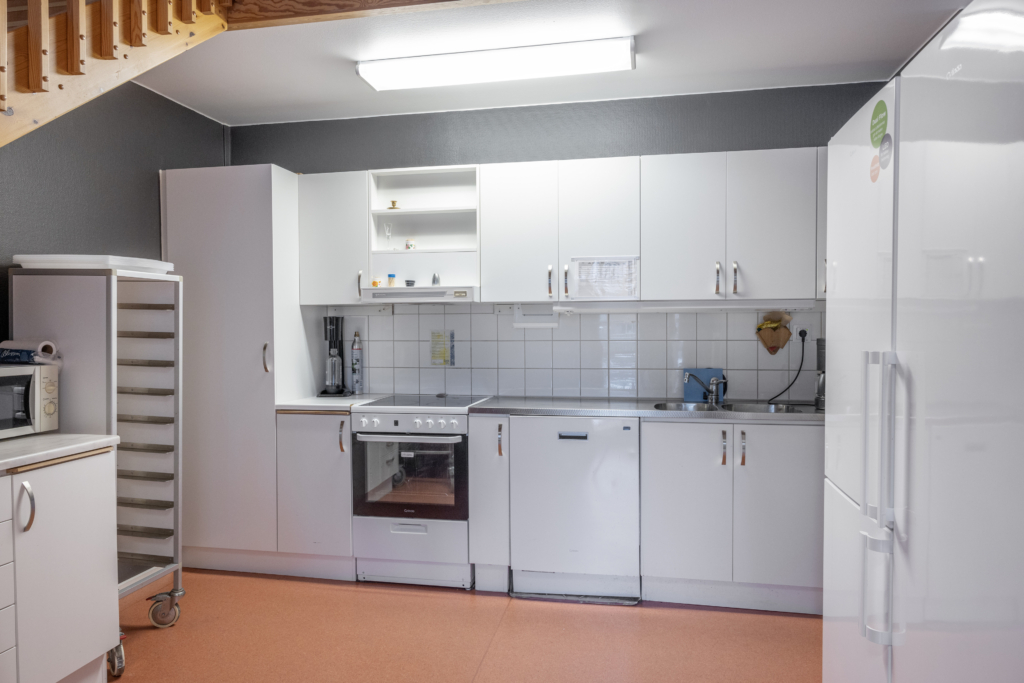 Kvarterslokal Kardusen: Kök med ugn, spis, micro, kaffekokare, kyl, frys.