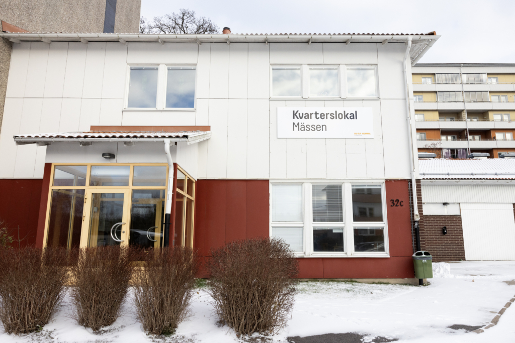 Kvarterslokal Mässen: Utomhusbild på lokalen. En tvåvåningsbyggnad med plåtfasad.