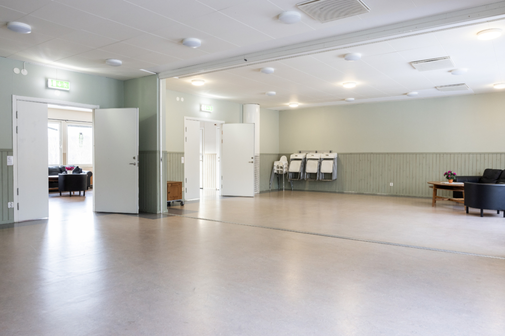 Kvarterslokal Mässen: Allrum med stolar, barnstolar och soffgrupp.