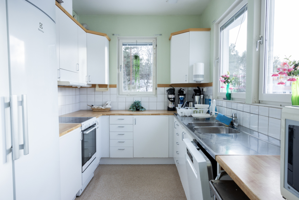 Kvarterslokal Mässen: Kök med stor kyl och frys, spis och ugn, diskmaskin och micro.