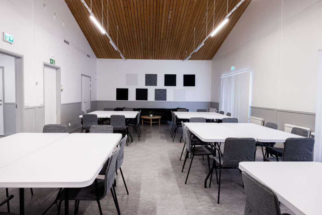 Kvarterslokal Nocken: allrum med bord och stolar.