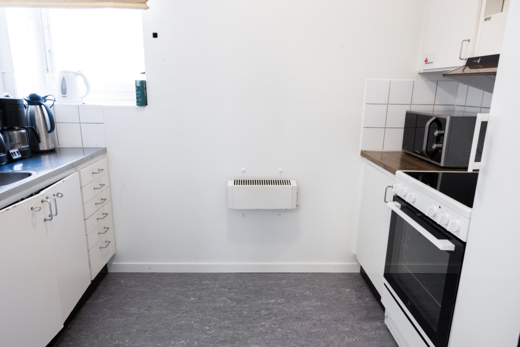 Kvarterslokal Tinget: Kök med kyl, spis, ugn, diskbänk, diskmaskin, kaffebryggare och tekokare.