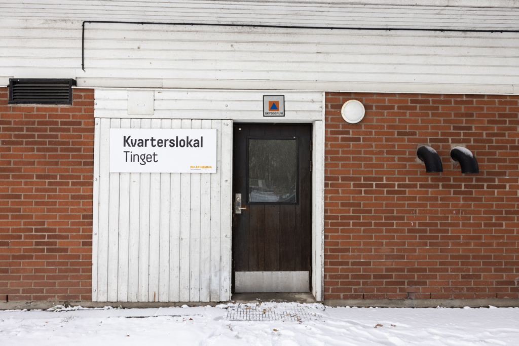 Kvarterslokal Tinget: Tegelfasad med entrédörr till lokalen.