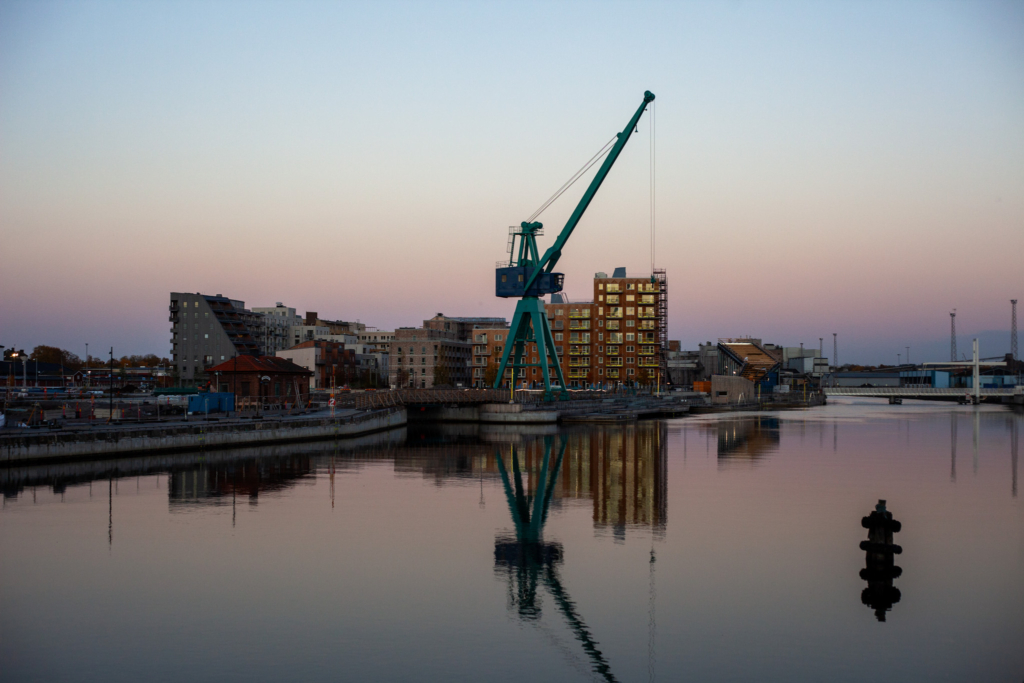 Överblicksbild av Inre hamnen: en kran som står intill vattnet med bostäder i bakgrunden.