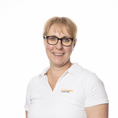 Annika Tibbling i Hyresbostädertröja och svarta glasögon.