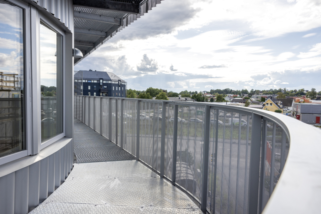 Vy från balkongen i en av fastigheterna i Lindö.