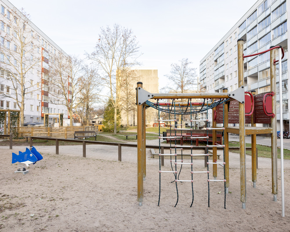 Innergård i Marielund med en lekpark.