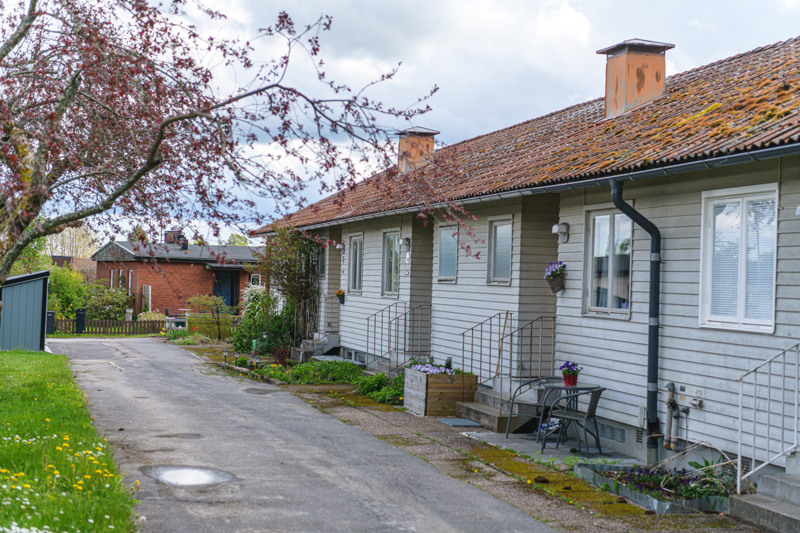 Seniorboende Dagsberg-Ljunga: Radhus med en trapp upp till vardera lägenhetsdörr.