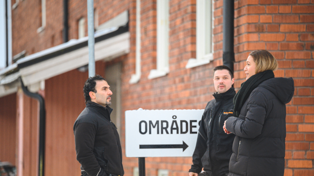 Tre anställda vid Hyresbostäder står och konverserar.