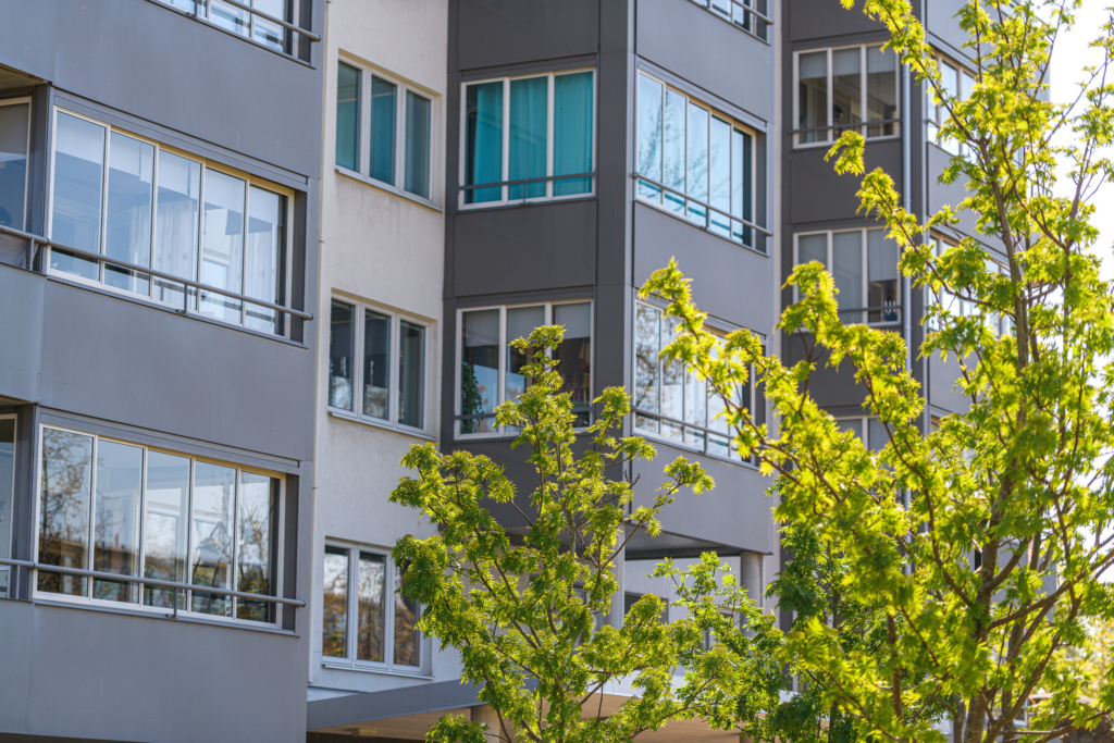 Närbild av fasad på Prima Plusboende Utsikten.