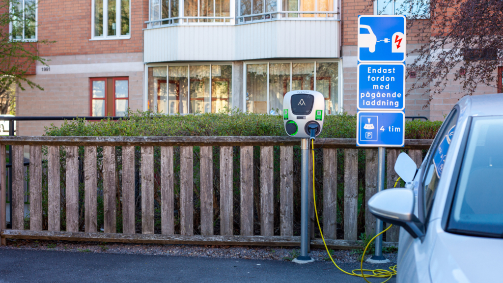 En bil som laddar vid laddplatsen på Gamla Lasarettsgatan 15.