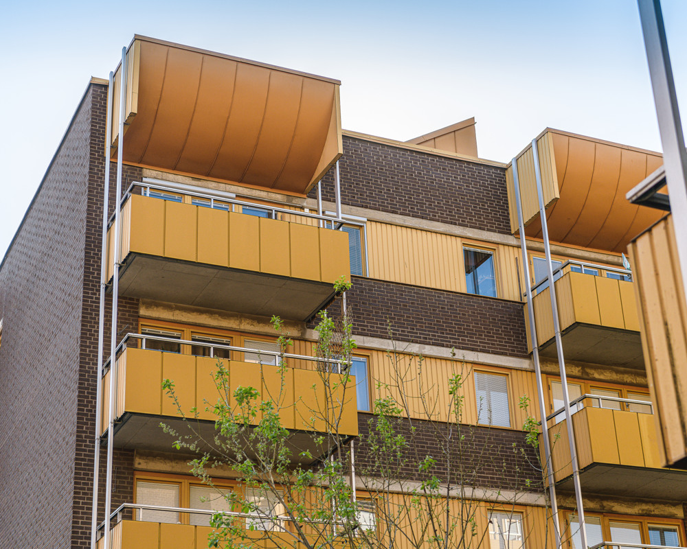Seniorboende Generalen: en hög gul byggnad med balkonger.