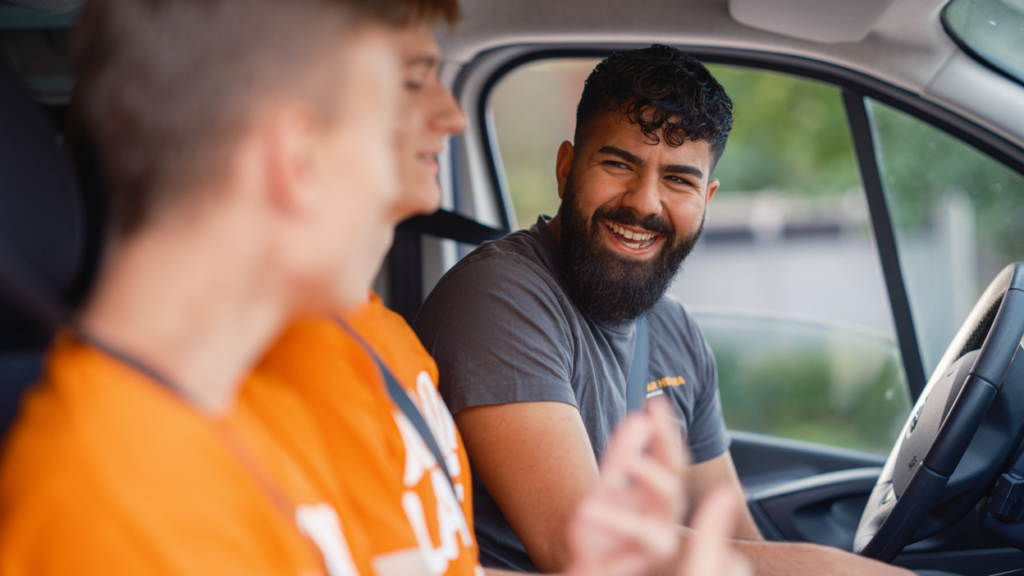 Anställd vid Hyresbostäder som sitter i en bil