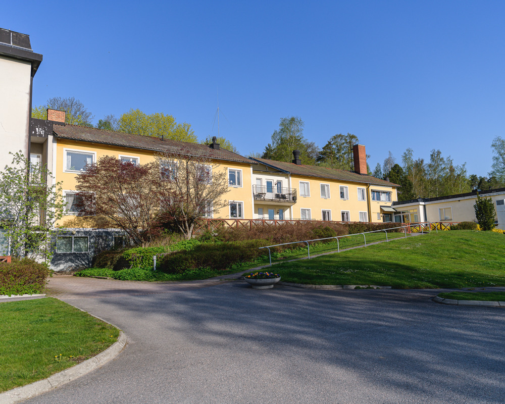 Seniorboende Östergården: En gul trevåningsbyggnad.