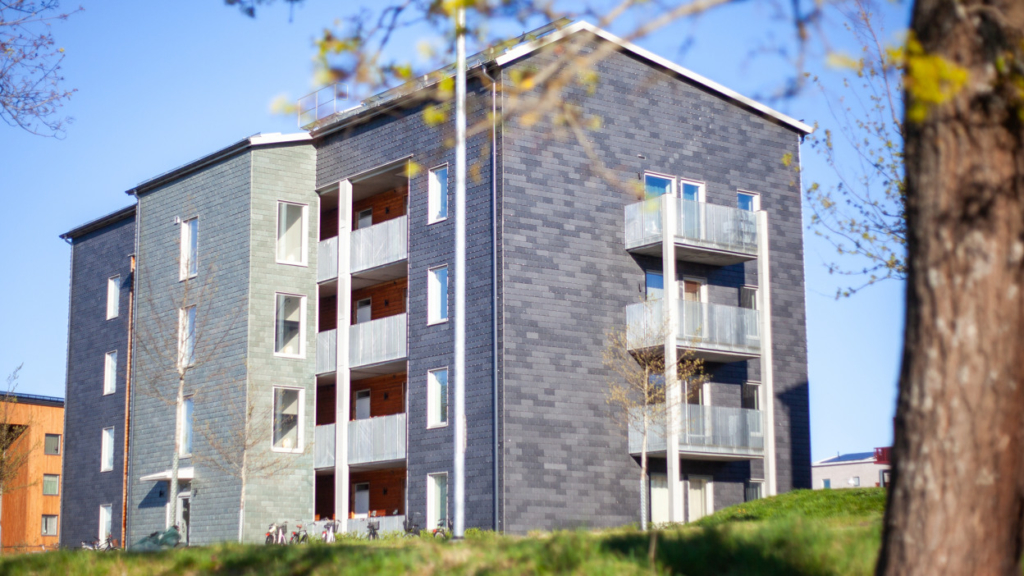 Ett hyreshus på fyra våningar med balkonger.