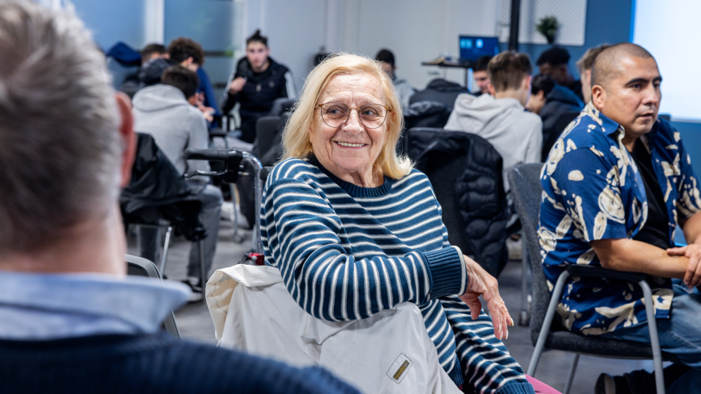 Kvinna som deltar på en workshop i Kunskapens hus.