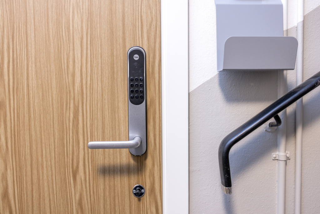 Lägenhetsdörr i ett trapphus med Yale Doorman-lås.
