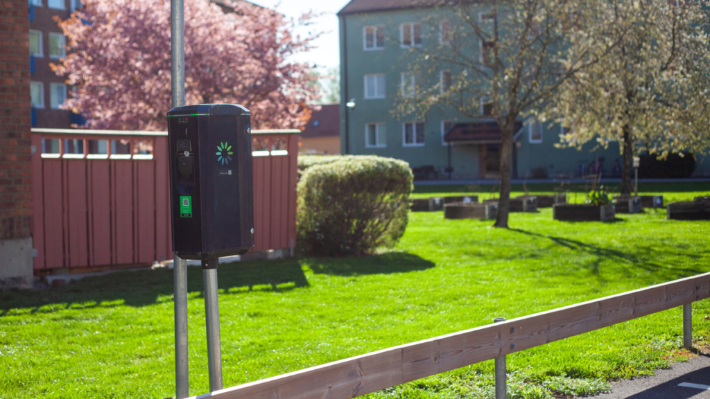 Elbilsladdning i Ljura.
