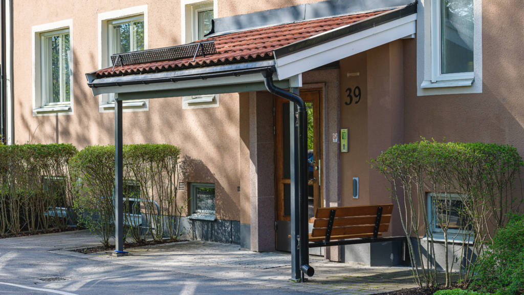 Entrédörr till Prima Plusboende Ljura.