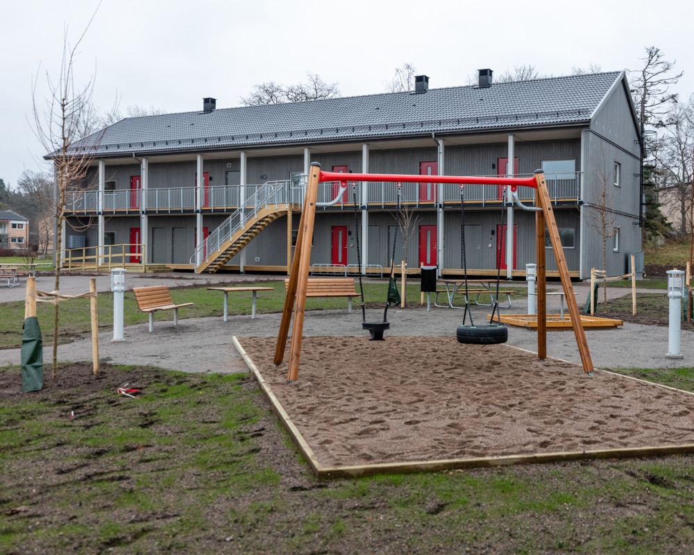 Gård med lekplats vid Hyresbostäders fastighet i Skärblacka.