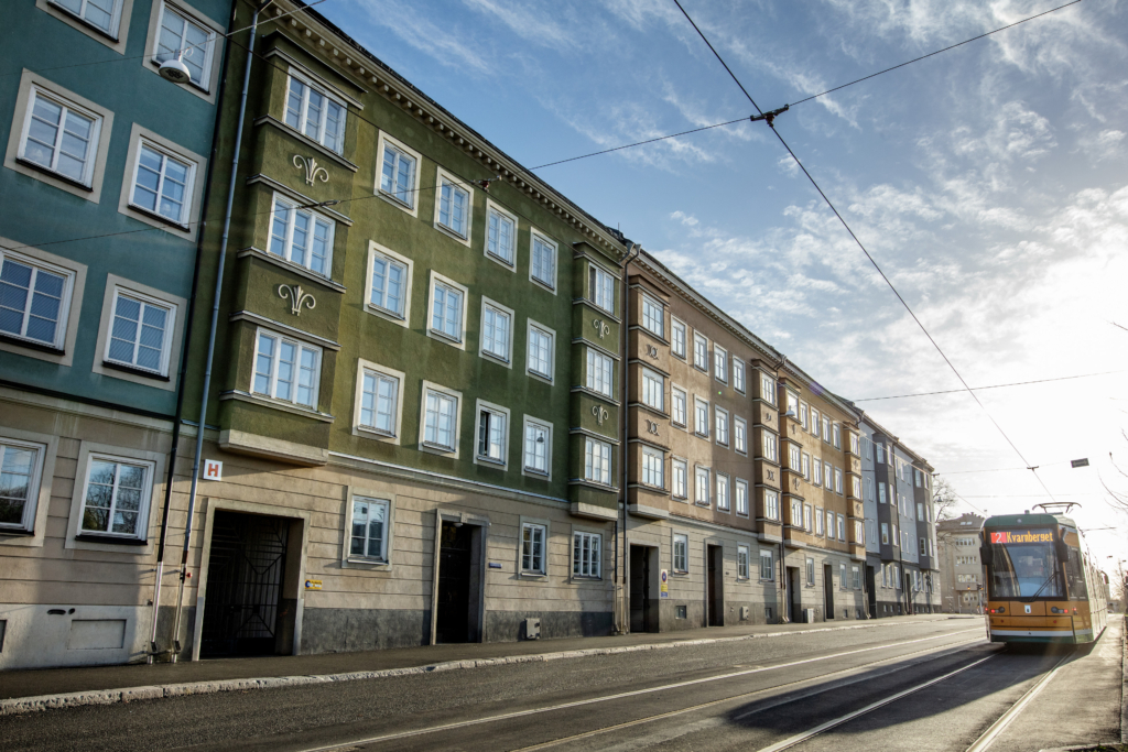 Östra promenaden med en spårvagn.