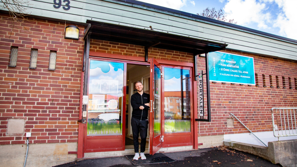 En man som står i dörröppningen till Portalen i Hageby.