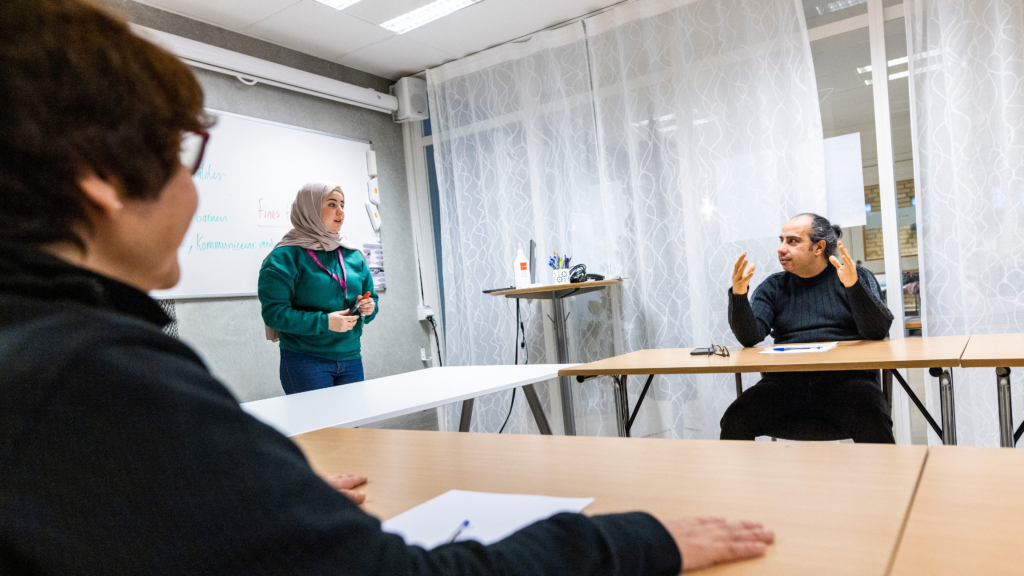 En grupp människor som sitter runt ett bord i Portalens lokaler.