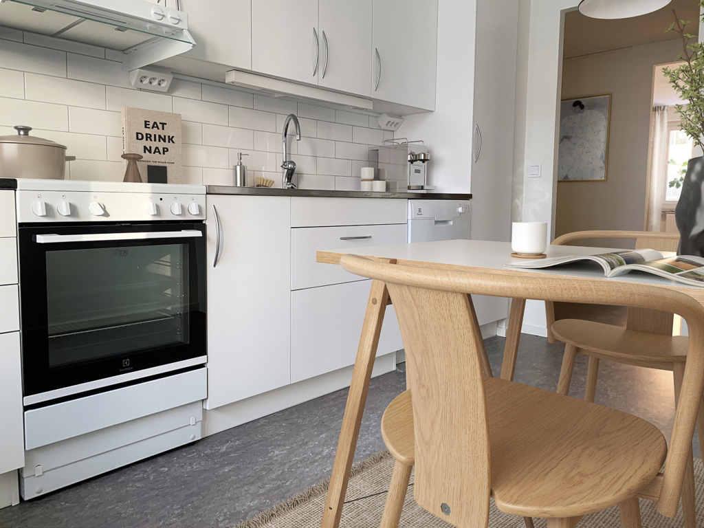 Ett digitalt möblerat kök.