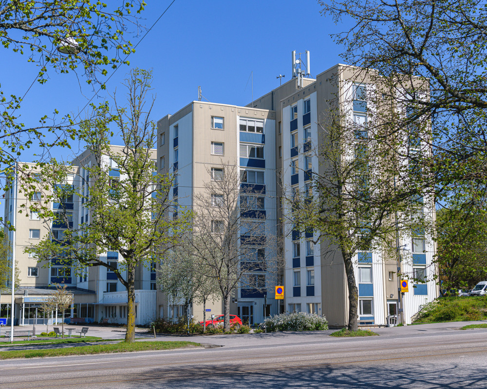 Seniorboende Strömbacken: Ett höghus som ligger vid sidan av en väg