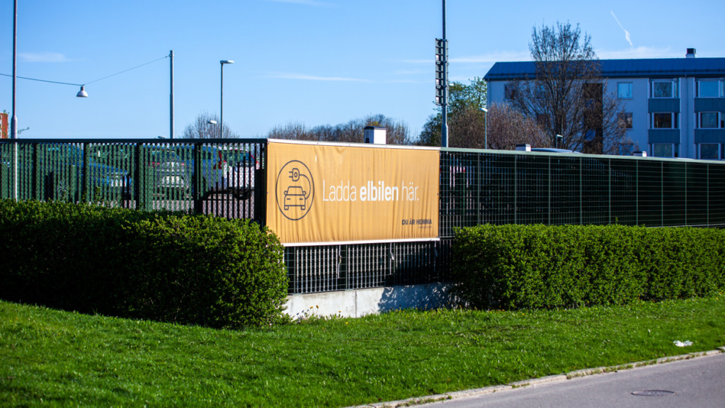 En skylt som sitter på väggen till parkeringsdäcket i Kneippen.