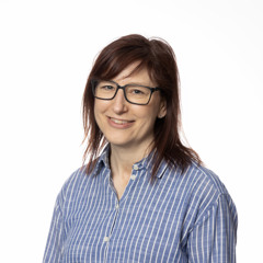 Zara Johansson i blå skjorta och glasögon.