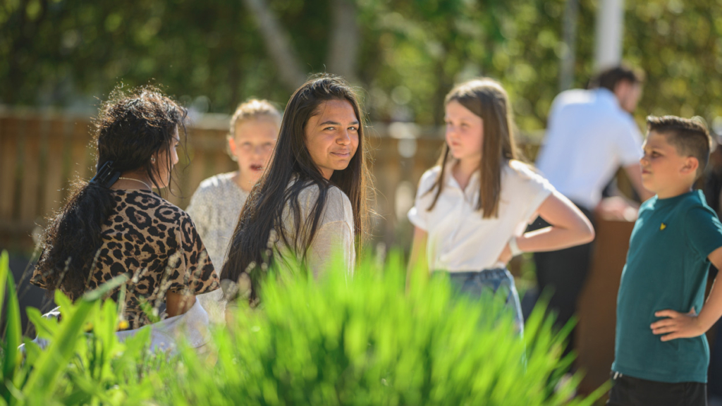 En grupp människor som står runt varandra.