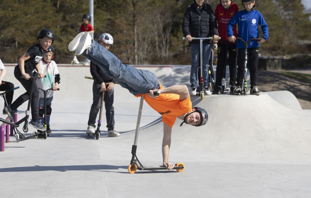 Kickbiker Isak Huddén gör tricks på sin kick i en skatepark
