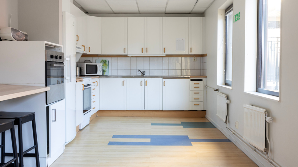 Bokningsbart allrum på Bryggeriet: kök med spis, ugn och micro.