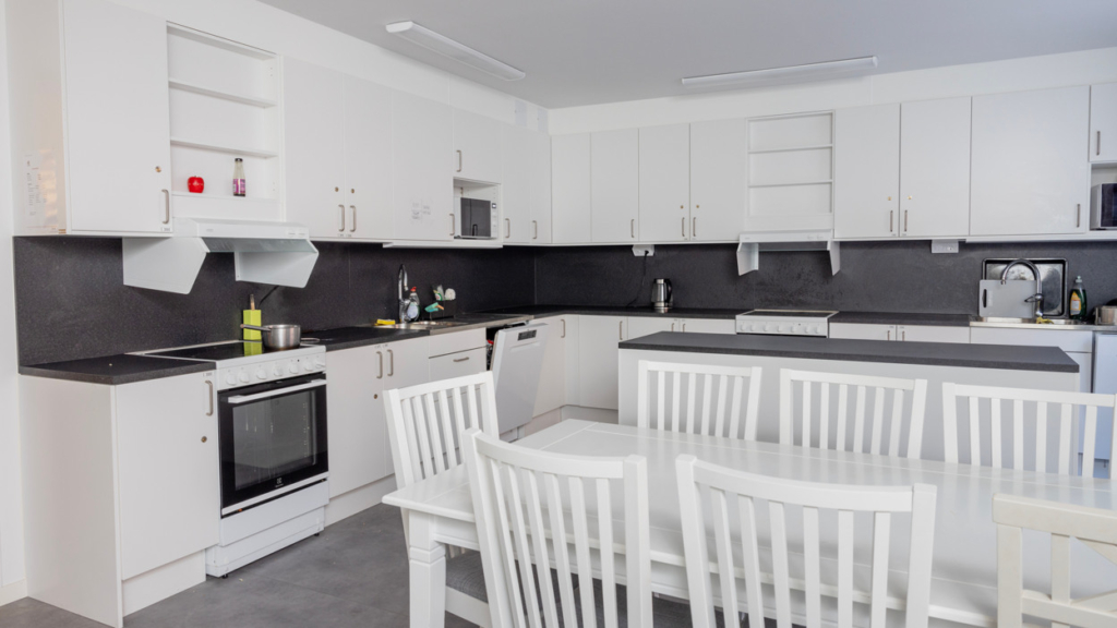 Ett gemensamt kök på Dalkarlen. Här finns två spisar med ugn, två diskhoar och två diskmaskiner.