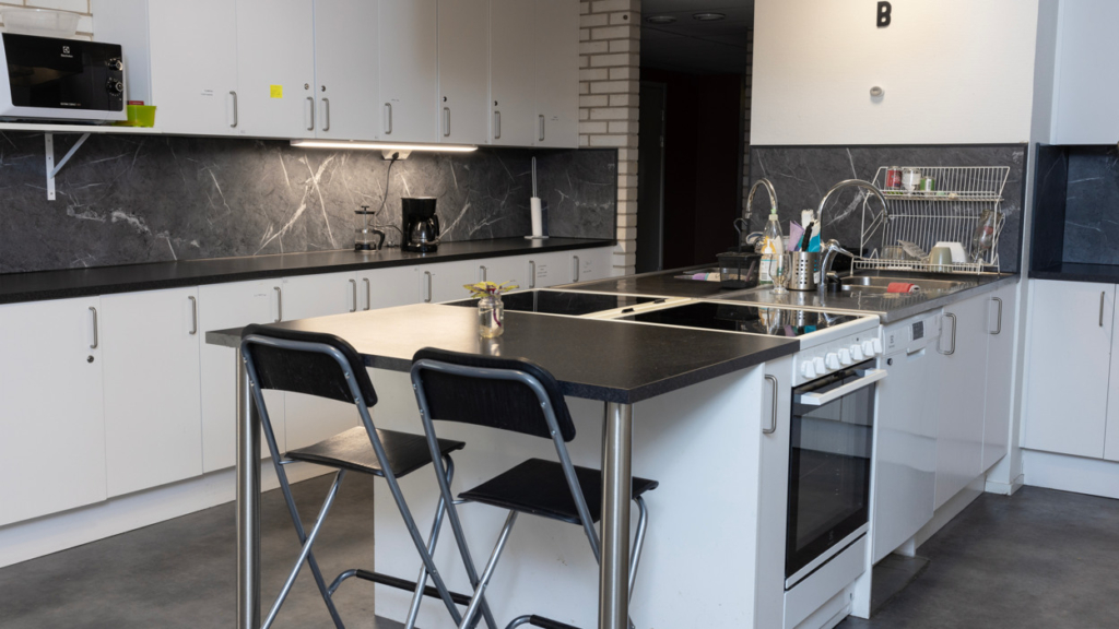 Ett av Gripens gemensamma kök med spis, diskho och sittplats.