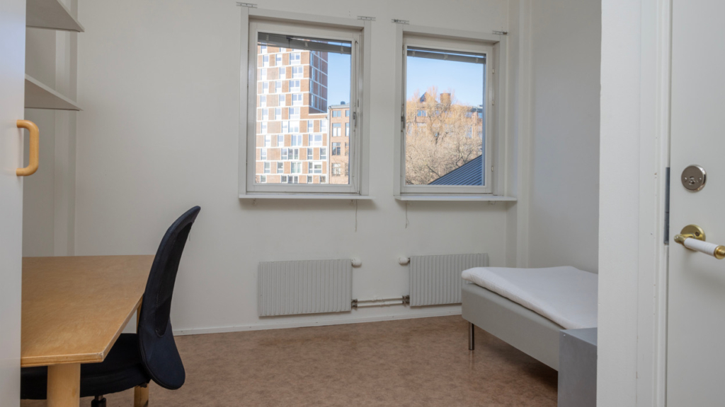 Korridorrum i studenthuset Gripen. En säng, skrivbord och skrivbordsstol. 