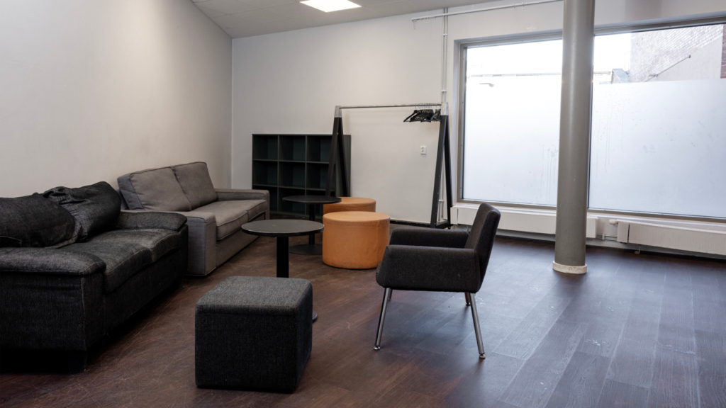 Gemensamhetslokal i Kopparhusen: soffgrupp med bord.