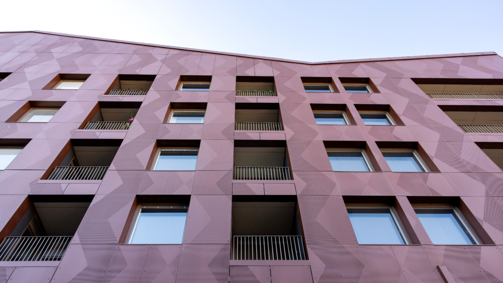 Fasad på Södra Grytsgatan 5. Fasaden har ett sicksackmönster i Kopparfärg.